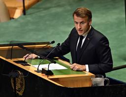 　パレスチナ問題の解決に向けた国際会議で演説するフランスのマクロン大統領＝２２日、米ニューヨークの国連本部（ゲッティ＝共同）