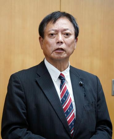 　記者団の取材に応じる兵庫県の松井重樹県議＝２３日午後、兵庫県庁