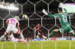 　鹿島―Ｃ大阪　後半、チーム３点目のゴールを決める鹿島・松村（中央）。ＧＫ金鎮鉉＝メルスタ