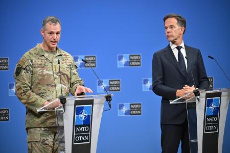 　１２日、ブリュッセルで記者会見するＮＡＴＯのルッテ事務総長（右）とグリンコウィッチ欧州連合軍最高司令官（ゲッティ＝共同）