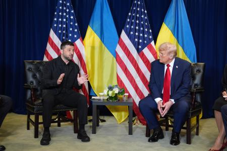 　会談するトランプ米大統領（右）とウクライナのゼレンスキー大統領＝２３日、ニューヨーク（ＡＰ＝共同）