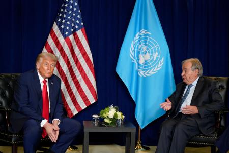 　国連のグテレス事務総長（右）と会談するトランプ米大統領＝２３日、ニューヨーク（ロイター＝共同）