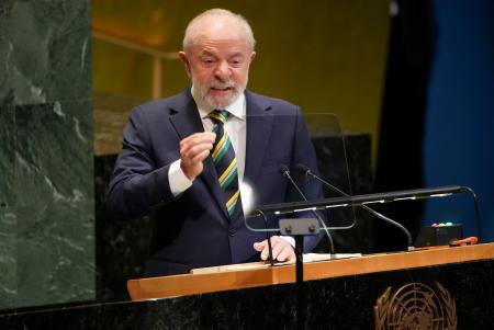 　国連で演説するブラジルのルラ大統領＝２３日、ニューヨーク（ＡＰ＝共同）