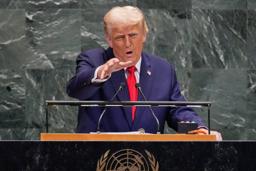 　国連総会一般討論で演説するトランプ米大統領＝２３日、米ニューヨークの国連本部（ＡＰ＝共同）
