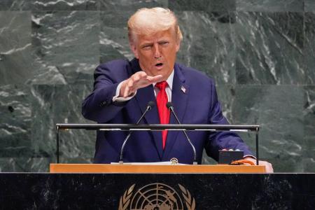 　国連総会一般討論で演説するトランプ米大統領＝２３日、米ニューヨークの国連本部（ＡＰ＝共同）
