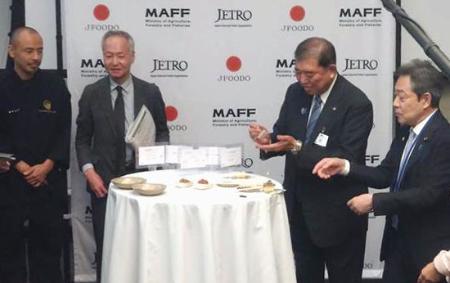　米ニューヨークのレストランで開かれた日本産食品の輸出を促進するイベントで試食する石破首相（右から２人目）＝２３日（共同）