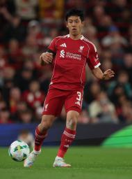 　プレーするリバプールの遠藤航＝２３日（ロイター＝共同）