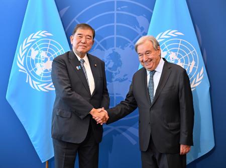 　国連のグテレス事務総長（右）と握手する石破首相＝２３日、米ニューヨークの国連本部（代表撮影・共同）