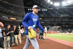 　メジャーに合流し、練習のためグラウンドに出るドジャース・佐々木＝フェニックス（共同）