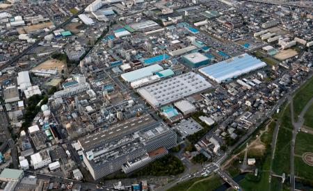 　ダイキン工業の淀川製作所＝２４日午後、大阪府摂津市（共同通信社ヘリから）