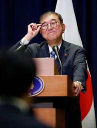 　米ニューヨークで記者会見する石破首相＝２４日（共同）
