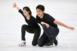 　公式練習で調整する三浦璃来（左）、木原龍一組＝オーベルストドルフ（共同）