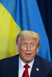 　２３日、ニューヨークで、ウクライナのゼレンスキー大統領と会談したトランプ米大統領（ゲッティ＝共同）