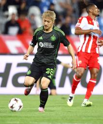 　レッドスター戦で攻め込むセルティックの前田＝ベオグラード（共同）