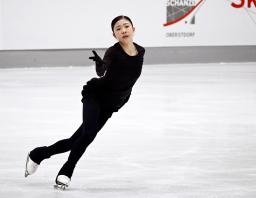 　公式練習で調整する千葉百音＝オーベルストドルフ（共同）