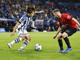 　マジョルカ戦で攻め込むレアル・ソシエダードの久保（左）＝サンセバスチャン（共同）