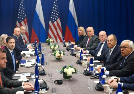 　ルビオ米国務長官（左手前から２人目）とロシアのラブロフ外相（右手前から２人目）の会談＝２４日、ニューヨーク（ロシア外務省提供・ゲッティ＝共同）