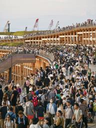 　多くの来場者でにぎわう大阪・関西万博会場の大屋根リング＝１４日、大阪市此花区の夢洲