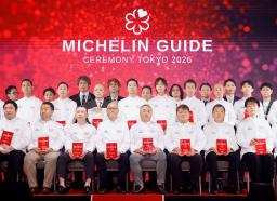 　記念写真に納まる「ミシュランガイド東京２０２６」の掲載店の料理人ら＝２５日午後、東京都内のホテル