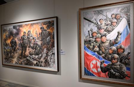 　ロ朝の軍事結束を描いた北朝鮮画家の絵画「一つの塹壕で」（右）などの作品＝２４日、モスクワの全ロシア装飾芸術美術館（共同）