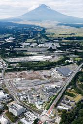 　トヨタ自動車が建設してきた次世代技術の実証都市「ウーブン・シティ」（手前）。第１期区域が始動した＝２５日午後、静岡県裾野市（共同通信社ヘリから）