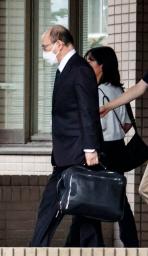 　初公判を終え、青森地裁を出る石山隆被告＝２５日午後