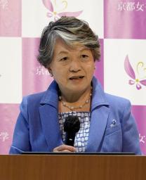 　記者会見する京都女子大の竹安栄子学長＝２５日午前、京都市東山区