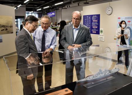 　大和ミュージアムサテライトを視察する戦艦ミズーリ保存協会のマイケル・カー会長（右）ら＝２５日午後、広島県呉市