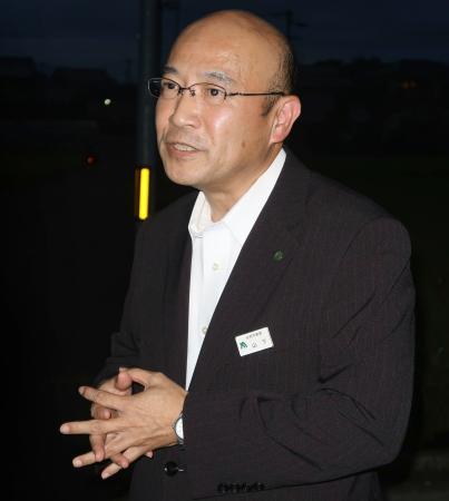 　生徒に謝罪後、取材に応じる香川県の担当者＝２５日午後、香川県内