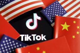 　ＴｉｋＴｏｋ（ティックトック）のロゴと米中両国の国旗（ロイター＝共同）
