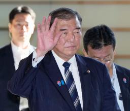 　首相官邸に入る石破首相＝２６日午前