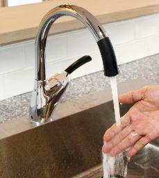 　蛇口から出る水