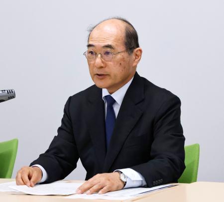 　授業料の値上げについて記者会見する名古屋工業大の小畑誠学長＝２６日午後、名古屋市