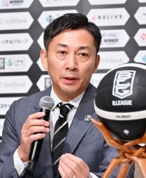 　記者会見するＢリーグの島田慎二チェアマン＝２６日、東京都千代田区