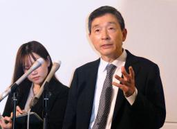 　羽田空港に到着後、記者団の取材に応じる李赫駐日大使（右）＝２６日午後