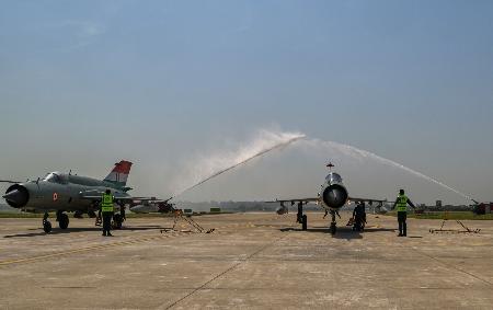 　２６日、最後の飛行を終えたミグ２１戦闘機＝インド北部チャンディガル（ＡＰ＝共同）