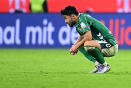 　０―４と敗れたバイエルン・ミュンヘン戦で座り込むブレーメンの菅原由勢＝２６日、ミュンヘン（ロイター＝共同）