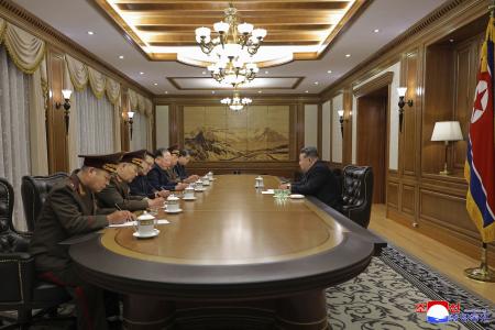 　核関連分野の科学者や技術者との重要会議に臨む北朝鮮の金正恩朝鮮労働党総書記（右）＝２６日（朝鮮中央通信＝共同）