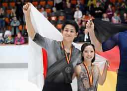 　ペアで２位となり、日の丸を手にする三浦璃来（右）、木原龍一組＝オーベルストドルフ（共同）
