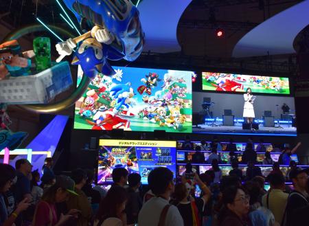 　セガの最新作「ソニックレーシング　クロスワールド」の体験コーナー＝２７日午前、千葉市の幕張メッセ