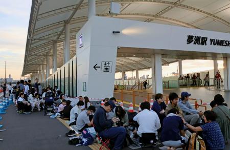 　当日券への交換を求め並ぶ人たち＝２７日早朝、大阪市此花区の夢洲