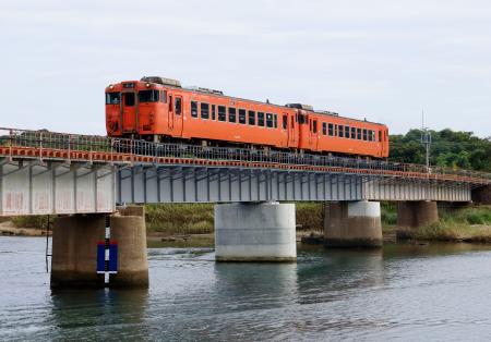 　ＪＲ山陰線人丸―滝部間を走行する普通列車＝２７日午前、山口県下関市