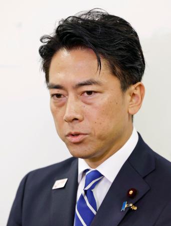 　記者団の取材に応じ、自民党総裁選の配信動画へのコメント投稿問題について答えた小泉農相＝２７日午後、東京都港区