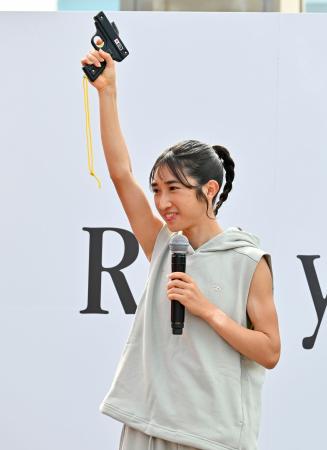 　ランニングイベントのレースでスターターを務める田中希実＝２７日、東京都内