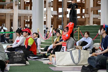 　万博会場で開かれた「ぼーっとする大会」＝２７日午前、大阪市此花区の夢洲
