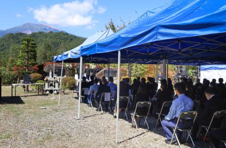 　御嶽山の噴火から１１年となり、麓の長野県王滝村で開かれた犠牲者の追悼式＝２７日午後