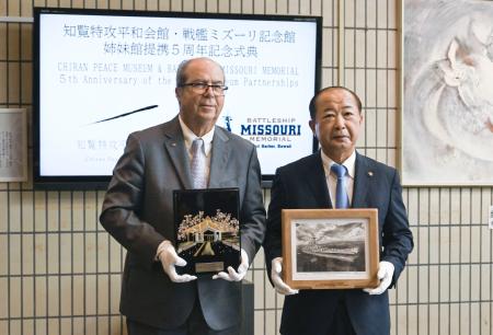 　式典で記念撮影する鹿児島県南九州市の塗木弘幸市長（右）と戦艦ミズーリ保存協会のマイク・カー会長＝２７日午前、南九州市の知覧特攻平和会館