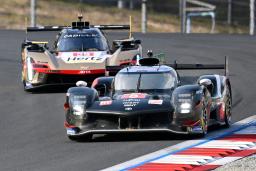 　第７戦予選で８番手につけたトヨタ８号車（手前）＝富士スピードウェイ