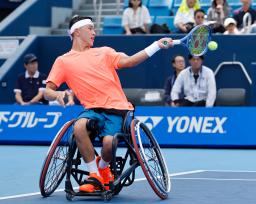 　車いすの部シングルス１回戦　プレーする小田凱人＝有明テニスの森公園