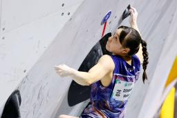 　女子ボルダー準決勝　課題に挑む関川愛音＝ソウル（共同）